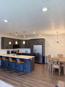 una cucina aperta e una sala da pranzo con tavolo e sedie di Brand New Condo in Spanish Fork a Spanish Fork