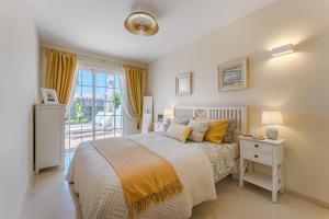 Ένα ή περισσότερα κρεβάτια σε δωμάτιο στο Duplex Oceanview Heated pool, Palm-Mar +45 φωτογραφίες