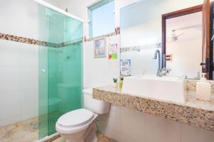 a bathroom with a toilet and a sink and a shower at Piratas de Geriba Guest Rooms in Búzios +37 photos