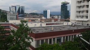 Nespecifikovaný výhled na destinaci Sarajevo nebo výhled na město při pohledu z apartmánu