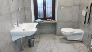 A bathroom at Cascina Sant'Eufemia