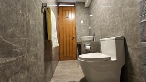 A bathroom at Amaru TreeHouse