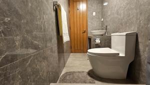 A bathroom at Amaru TreeHouse