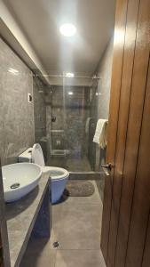 A bathroom at Amaru TreeHouse