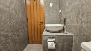 A bathroom at Amaru TreeHouse