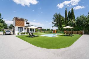 a yard with two lawn chairs and a swimming pool at Lobster in Leptokaria