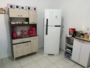 una cucina con frigorifero bianco in una camera di Luar a São Thomé das Letras