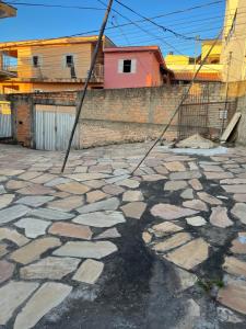 una passerella in pietra con un edificio sullo sfondo di Luar a São Thomé das Letras