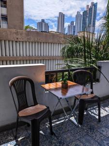 d'une table et de chaises sur un balcon avec vue sur la ville. dans l'établissement Espacioso y fresco en el centro, à Panama City