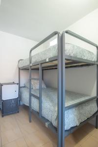 ein Etagenbettzimmer mit zwei Etagenbetten in einem Zimmer in der Unterkunft Solpor de Pedras Negras in San Vicente do Mar