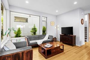 un salon avec un canapé et une télévision dans l'établissement Perch - Indo Haven, à Seattle