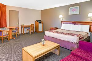 Säng eller sängar i ett rum på Super 8 by Wyndham Upland Ontario CA