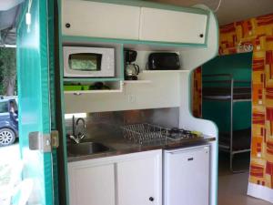 Kuchyň nebo kuchyňský kout v ubytování Camping 3 étoiles - Parc aquatique - ccbbaia