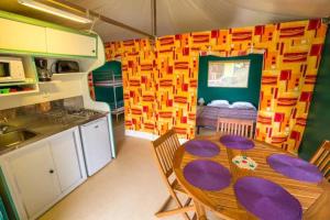 Kuchyň nebo kuchyňský kout v ubytování Camping 3 étoiles - Parc aquatique - ccbbaia