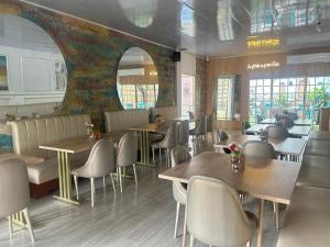 a restaurant with tables and chairs in a room at Hotel Colonial Bapa La Jagua in La Jagua de Ibirico