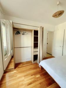 Ένα ή περισσότερα κρεβάτια σε δωμάτιο στο Center Paris 2 Bedrooms Flat Ideal for sightseeing +7 φωτογραφίες