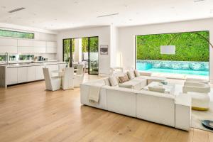 ロサンゼルスにあるLuxurious Retreat - Modern House with Poolの白いソファとキッチンのあるリビングルーム +49枚の写真