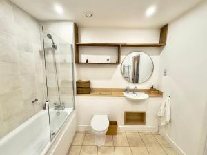 ロンドンにあるStylish 2Bedrooms 2Baths, Balcony Views, Stratford, ABBAのバスルーム(シャワー、トイレ、シンク付)