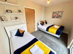 ロンドンにあるStylish 2Bedrooms 2Baths, Balcony Views, Stratford, ABBAの小さな部屋のベッド2台 2台付