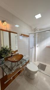 Bilik mandi di Apto dos Antúrios-3 Quartos- Apto espaçoso, confortável com sacada de frente pra avenida principal +18 gambar