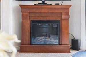 Kimberling CityLittle Dipper - Cozy Condo for 6 with Resort-style Amenities的木制壁炉,上面配有电视