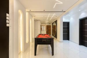 Foto sihtkohas Lagos asuva majutusasutuse WATERFRONT 3BR APT W/FREE PARKIN WiFi NETFLIX POOL galeriist