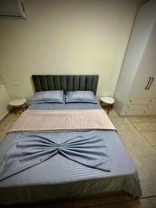 En eller flere senger på et rom på BR's New Bazaar Villa
