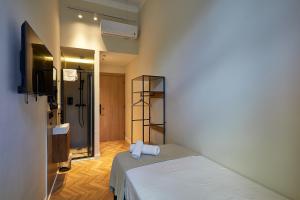 a room with a bed and a bathroom with a mirror at Ella Hostel Boqueria in Barcelona