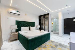 Voodi või voodid majutusasutuse WATERFRONT 3BR APT W/FREE PARKIN WiFi NETFLIX POOL toas