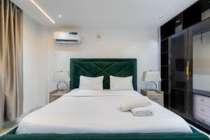 Voodi või voodid majutusasutuse WATERFRONT 3BR APT W/FREE PARKIN WiFi NETFLIX POOL toas