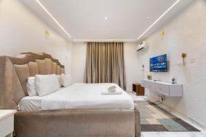 Voodi või voodid majutusasutuse WATERFRONT 3BR APT W/FREE PARKIN WiFi NETFLIX POOL toas