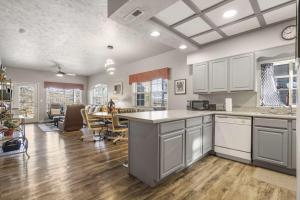 Η κουζίνα ή μικρή κουζίνα στο Stonebridge Condo on the Fairway