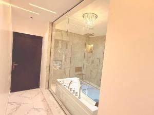 Vannituba majutusasutuses WATERFRONT 3BR APT W/FREE PARKIN WiFi NETFLIX POOL