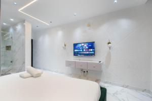 Televiisor ja/või meelelahutuskeskus majutusasutuses WATERFRONT 3BR APT W/FREE PARKIN WiFi NETFLIX POOL