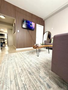 Televisyen dan/atau pusat hiburan di Modern Apartment 3BR 1BD West New York 15 minutes to NYC