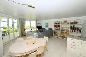 a kitchen and living room with a table and chairs at Skandinavienblick-1-5-Strandstern in Hohwacht