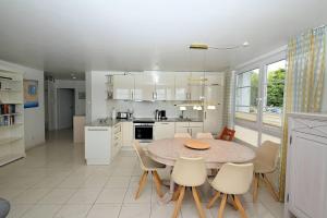 a kitchen and dining room with a table and chairs at Skandinavienblick-1-5-Strandstern in Hohwacht