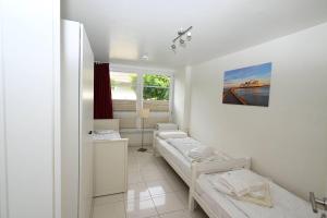 a room with two beds and a window at Skandinavienblick-1-5-Strandstern in Hohwacht