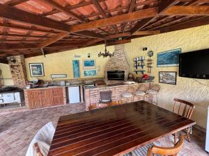 a large living room with a wooden table and chairs at Toca do Camarão in São Sebastião