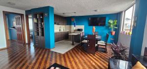 a kitchen with blue walls and a kitchen with a desk at Mirador Calle Larga - anti-ruido in Cuenca