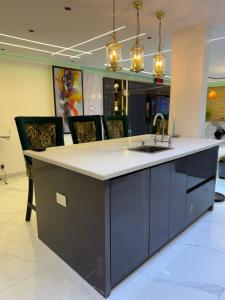 Foto sihtkohas Lagos asuva majutusasutuse WATERFRONT 3BR APT W/FREE PARKIN WiFi NETFLIX POOL galeriist