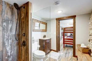 Ένα μπάνιο στο The Riverfront Serenity Lodge +34 φωτογραφίες