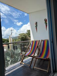 a pair of chairs sitting on a balcony at Lindo Apartaestudio in Ricaurte