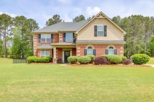 une maison avec une pelouse verte devant dans l'établissement 9 Mi to Trilith Studios Gem in Fayetteville!, à Fayetteville