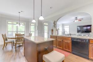 une cuisine avec un îlot et une salle à manger dans l'établissement 9 Mi to Trilith Studios Gem in Fayetteville!, à Fayetteville