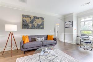 un salon avec un canapé et une table dans l'établissement 9 Mi to Trilith Studios Gem in Fayetteville!, à Fayetteville