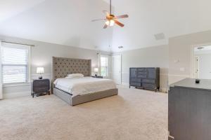 une chambre avec un lit et un ventilateur de plafond dans l'établissement 9 Mi to Trilith Studios Gem in Fayetteville!, à Fayetteville