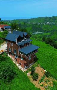 una vista aérea de una casa en una colina en Seyri Alem suit Bungalow, en Ardeşen 73 fotos más