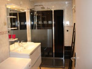 Ένα μπάνιο στο Gîte avec jardin clos, terrasse et Wi-Fi, proche de Verdun - FR-1-585-42