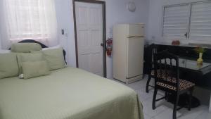 Postelja oz. postelje v sobi nastanitve Firefly Beach Cottages